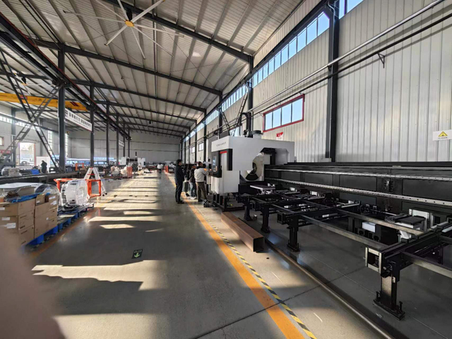 Auto-loading Tube Fiber Laser Cutting Machine